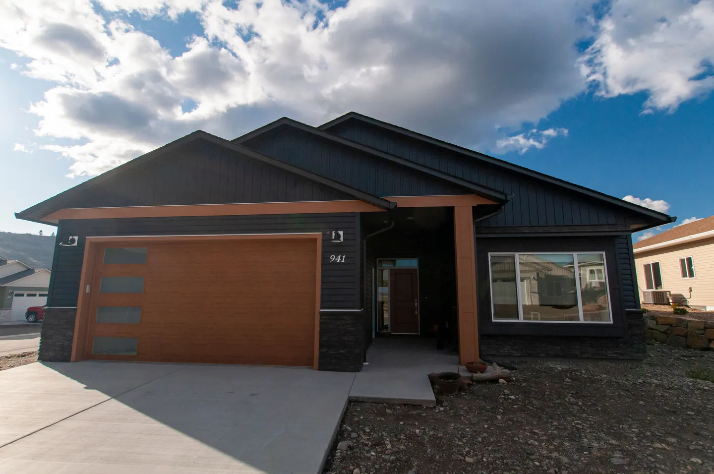 Exterior view of home at 941 Desert Cove in Vernon, BC